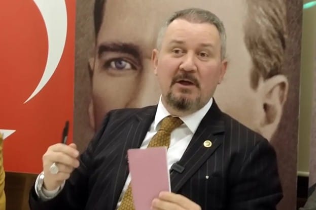 17696351911910735688